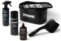 Dynamic Quick 'n Dirty Bio Bike Care Box comprenant un nettoyant vélo, un dégraissant transmission, un lubrifiant biodégradable et une brosse de nettoyage professionnelle.