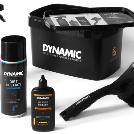 Dynamic Quick 'n Dirty Bio Bike Care Box comprenant un nettoyant vélo, un dégraissant transmission, un lubrifiant biodégradable et une brosse de nettoyage professionnelle.