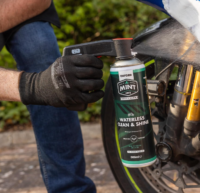 Mango ergonómico Oxford MINT OX430 compatible con latas de aerosol estándar para el detallado, limpieza, lubricación y pintura de automóviles.